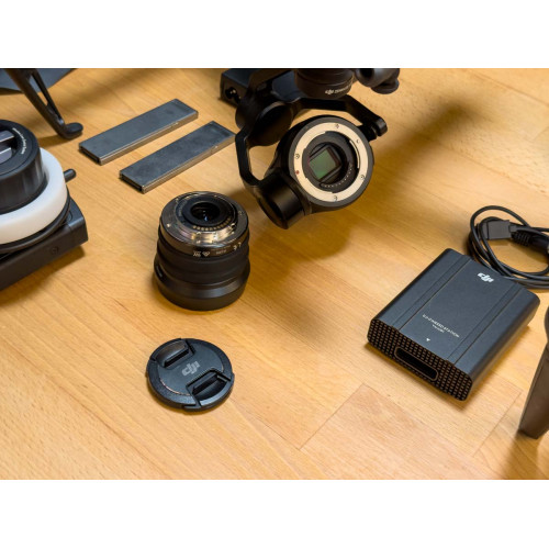 Квадрокоптер DJI Drone Inspire 2 CinemaDNG ProRes Zenmuse X5S Gimbal & MFT 15mm/1.7 ASPH Lens Professional Combo (CP.IN.00000016.01) (CP.BX.000167) | від бренду DJI