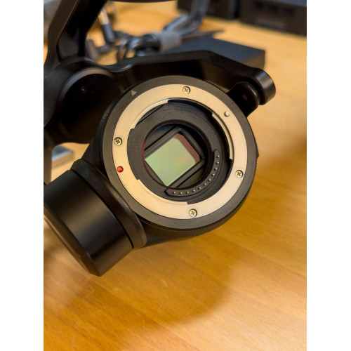 Квадрокоптер DJI Drone Inspire 2 CinemaDNG ProRes Zenmuse X5S Gimbal & MFT 15mm/1.7 ASPH Lens Professional Combo (CP.IN.00000016.01) (CP.BX.000167) | від бренду DJI