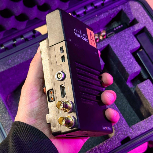 Радіосистема Teradek Bolt 500 XT SDI/HDMI Wireless TX/2xRX Deluxe Kit V-Mount (10-0935-2) (ex-demo) | від бренду