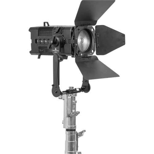 Аккумуляторный прожектор с линзой Френеля Astera Pluto RGB LED Fresnel Light (AF80) | Astera